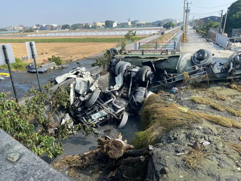 ▲3日上午，國道1號發生化學槽車翻覆事故，男駕駛受困車內失去生命跡象，送醫搶救不治，詳細事發原因還有待釐清。（圖／民眾提供）