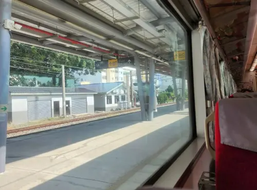 汽車自撞翻覆平交道！台鐵「大肚=追分」雙向緊急封閉　列車延遲
