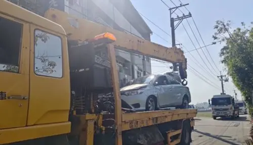 ▲3日上午，台中張姓女子駕駛汽車，疑恍神不慎自撞平交道，整台車斜掛在紐澤西護欄，右側車身嚴重受損。（圖／翻攝畫面）