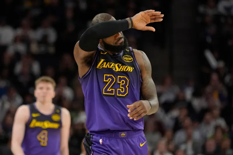 ▲洛杉磯湖人今（3）日以80：109慘敗給明尼蘇達灰狼，LeBron James近期進攻狀態低迷，連續6場命中率低於45%，並且三分球更是19投0中，成為生涯罕見的低潮期。（圖／美聯社／達志影像）