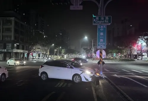 高雄鼓山凌晨車禍！小客車自撞分隔島　肇事駕駛竟落跑找嘸人
