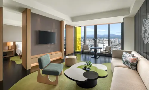 ▲台北Ｗ飯店全館客房翻新預計於2024年底完工，將環保美學與支持在地的元素融入空間細節，圖為非凡套房(Marvelous Suite)客廳區。（圖／W飯店提供）