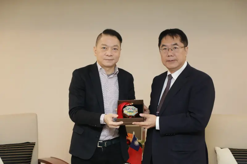 ▲台灣波蘭商業協會理事長趙忠傑率領波蘭航太、半導體等領域的業者一行11人拜訪台南市長黃偉哲雙方就台南與波蘭的產業現況進行深入交流。(圖／南市府提供)