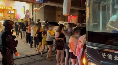 屏東小吃店藏春色！查獲長腿辣妹陪酒、毒品　警帶回涉案60人偵辦
