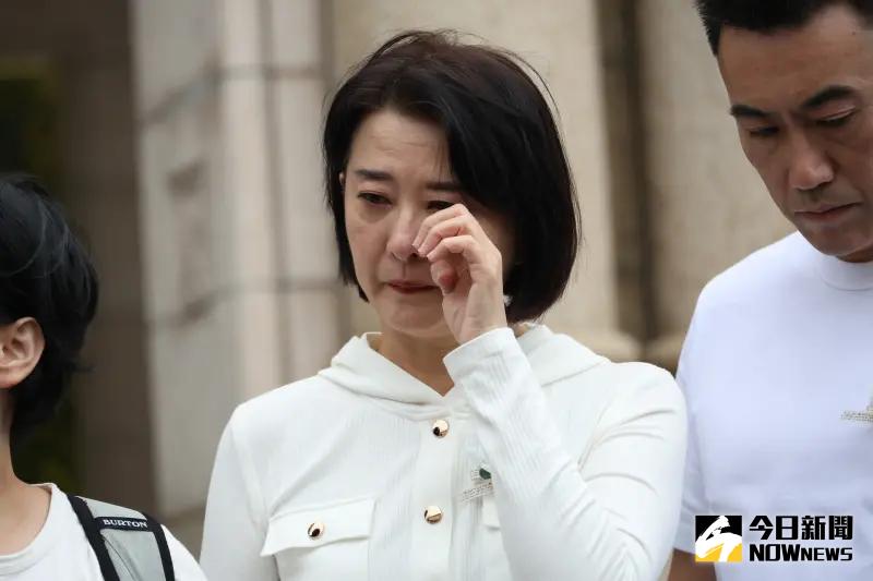 ▲國民黨立委王鴻薇陪同被害者家屬到司法院陳情時落淚。（圖／記者陳明安攝，2024.12.03）。