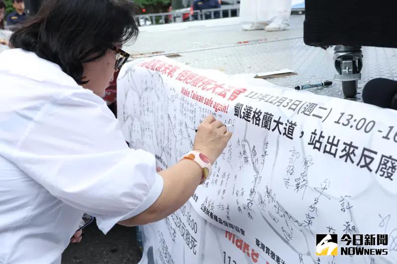 ▲民眾到白玫瑰運動現場致意。（圖／記者陳明安攝，2024.12.03）。