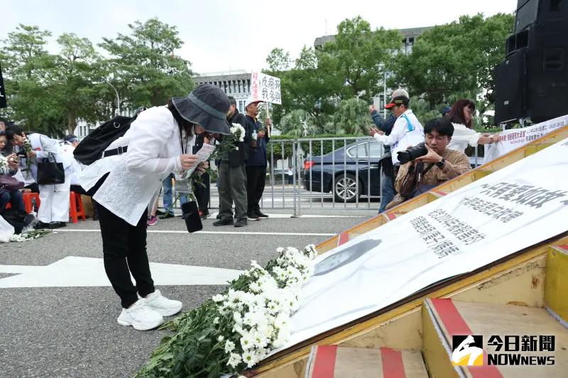 ▲民眾手持白花致意。（圖／記者陳明安攝，2024.12.03）。