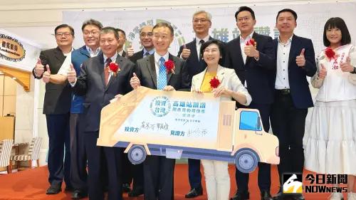 ▲大宇車輛董事長唐基晉、尚杰科技董事長畢嘉棋、立法委員林岱樺、高市府經發局長廖泰翔等人共同見證「熱帶型氣候專用電動環保車」啟動儀式。（圖／記者陳美嘉攝，2024.12.03）