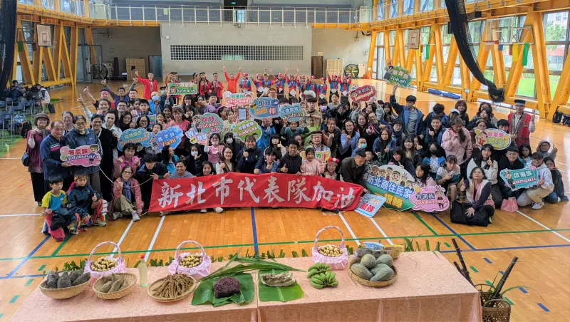 ▲教育局局長至原住民祈福儀式給予祝福。（圖／新北市教育局提供）