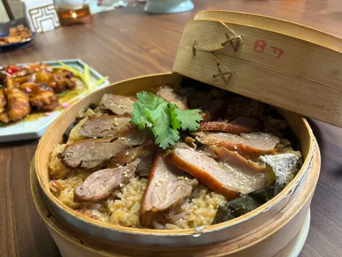 米其林台菜餐廳膳馨年菜開賣 內用外帶宅配一應俱全 ▲蜜汁鴨腿鑲米糕是以醇厚麻油料香及炙烤香郁鴨腿,結合出超級美味的馨式料理。(圖/記者金武鳳攝,2024.12.3)