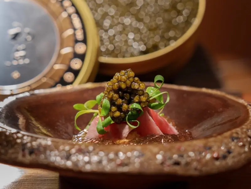 ▲香港頂級魚子醬品牌Royal Caviar Club自2021年正式將品牌版圖進駐台灣，多年來受高端餐飲青睞，今年末與初魚集團合作，全台初魚集團旗下27間初魚鮨及初魚鐵板料亭，都可品味到高品質日料與矜貴魚子醬的完美結合。（圖／Royal Caviar Club提供）