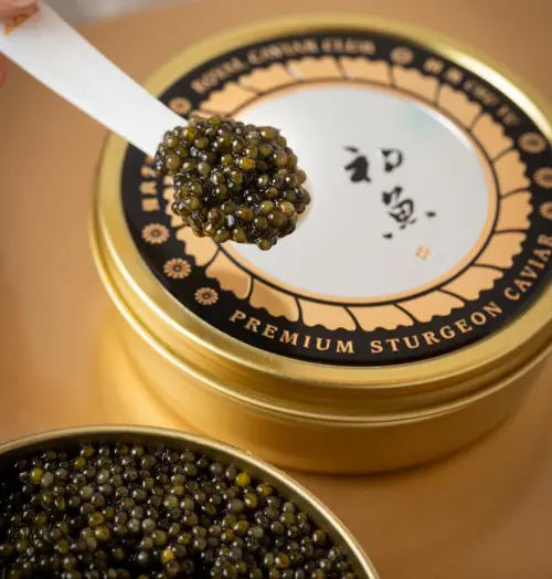 RCC也特別客製聯名上蓋,以金屬材質打造近似鐵板的質感的上蓋,是專屬於初魚的包裝。(圖/Royal Caviar Club提供) ▲RCC也特別客製聯名上蓋,以金屬材質打造近似鐵板的質感的上蓋,是專屬於初魚的包裝。(圖/Royal Caviar Club提供)