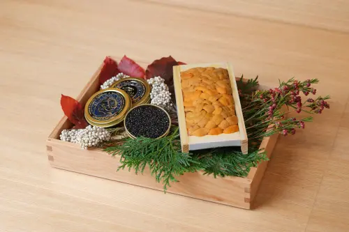 在日本福岡獲米其林一星光環肯定的「Ajimi 割烹味美」,來台北開設分店,食材中也吃得到來自西伯利亞的魚子醬。(圖/Ajimi 割烹味美提供,攝影:就食論食) ▲在日本福岡獲米其林一星光環肯定的「Ajimi 割烹味美」,來台北開設分店,食材中也吃得到來自西伯利亞的魚子醬。(圖/Ajimi 割烹味美提供,攝影:就食論食)
