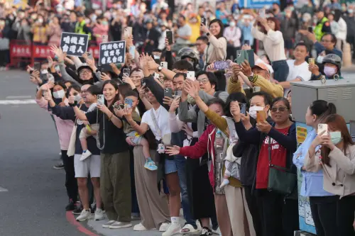 ▲台南市政府在今（3）日舉辦台灣棒球英雄遊行見面會活動，邀請獅隊總教練林岳平、首席教練高志綱帶領子弟兵陳傑憲、潘傑楷、林安可、邱智呈、防護員余婉綾、訓練員吳瑀政一起參與遊行活動。（圖／翻攝自統一獅提供）