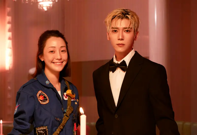 ▲謝欣穎（左）近來爆出和王柏傑分手消息，不過工作沒有中斷，她近來現身畢書盡（右）MV中，談起苦澀的戀愛，畢書盡也也感而發：「我們都習慣被愛，但愛會離開。」（圖／索尼音樂提供）