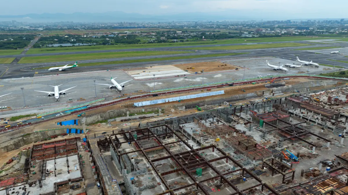 ▲桃園機場第三航廈機坪工程兼顧營運及航空保安，克服施工腹地及進出動線限制等挑戰，如質如期推動工程。（圖／桃園機場）