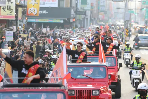 ▲今天遊行車隊於下午4時自永華市政中心南島路出發，總計超過2萬人參加遊行，另有超過6千人參與市立棒球場球星見面會，場面熱鬧非凡。（圖／南市府提供）