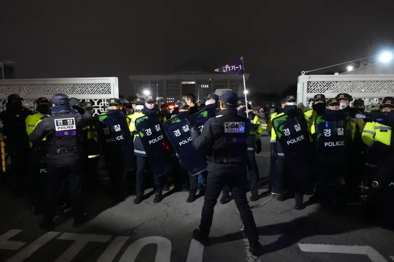▲韓國總統尹錫悅宣布戒嚴,大批警力戒備。(圖/美聯社/達志影像)