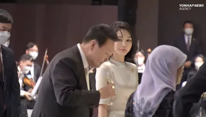 ▲外傳尹錫悅「妻管嚴」,在公開場合想喝酒,被老婆一瞪趕緊放下酒杯。(圖/翻攝自韓聯社)