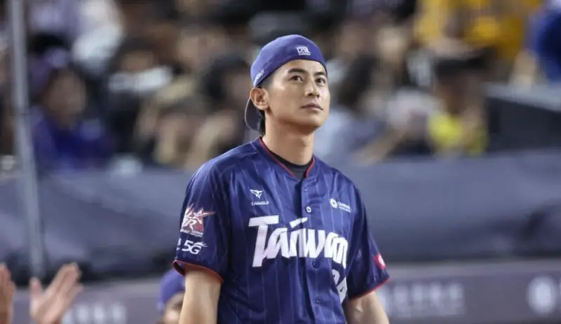 ▲陳傑憲在節目上透露自己年輕時對爸爸有心結，曾經9年時間都只願喊爸爸「陳老師」，他更哽咽曝光自己心中最大遺憾，讓球迷看哭。（圖／陳傑憲臉書）