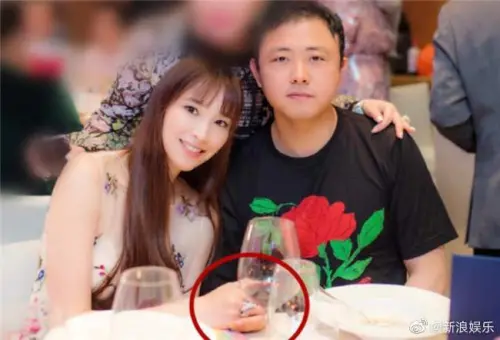 ▲追債海報中寫下紀曉波（右）現在借到當賺到，以及批評他是人血饅頭。（圖／取自新浪娛樂微博）