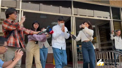 藝人宥勝被控8年前跨坐、強吻女助理,涉強制猥褻罪,一審判8月,今高院二度開庭,宥勝開完庭離開時雙手合十,未回應媒體。(圖/記者徐敏娟攝) ▲藝人宥勝被控8年前跨坐、強吻女助理,涉強制猥褻罪,一審判8月,今高院二度開庭,宥勝開完庭離開時雙手合十,未回應媒體。(圖/記者徐敏娟攝)