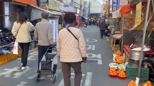 ▲柳采葳4日一早就到了釜山當地的市場，當地看起來沒有太大影響。（圖／柳采葳提供）