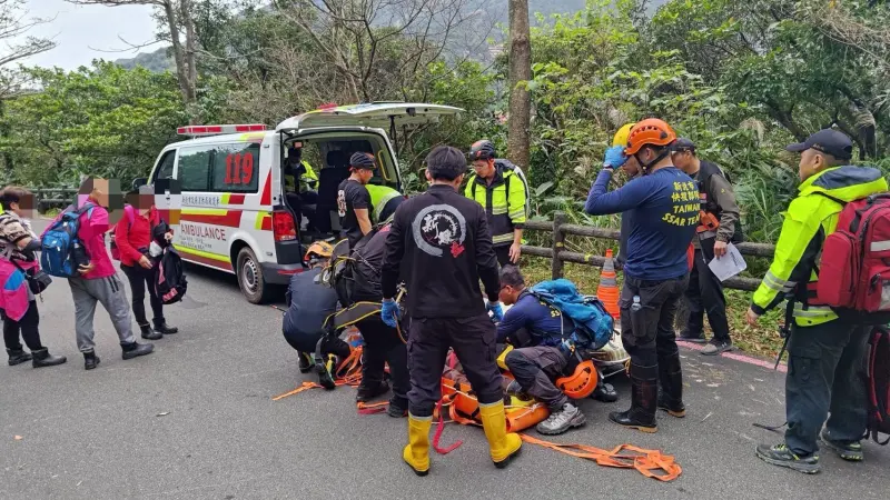 ▲新北市瑞芳區山區有落石砸中4名登山客，其中1名婦人傷勢嚴重，救護人員到場後正積極搶救中。（圖／新北市消防局提供）