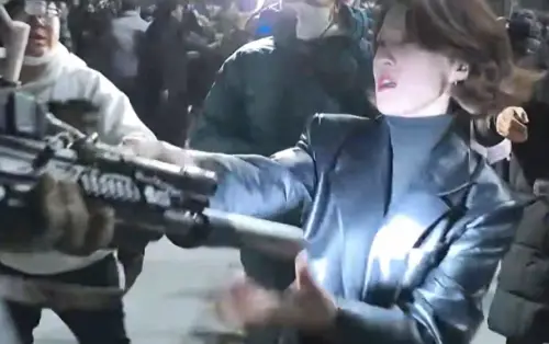 南韓戒嚴之亂!前美女主播「搶特種兵步槍」怒吼:槍口不該對百姓