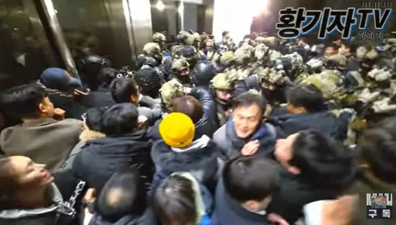 ▲韓國總統尹錫悅3日晚宣布戒嚴，大批軍隊全副武裝前往國會值勤。（圖／黃記者TV YouTube）