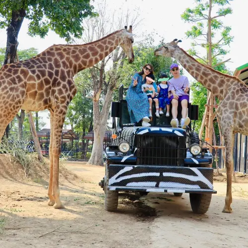 ▲林宥嘉（右1）突然陪女兒去校外教學，還說女兒希望自己可以唱歌給全班聽。（圖／取自丁文琪 IG）