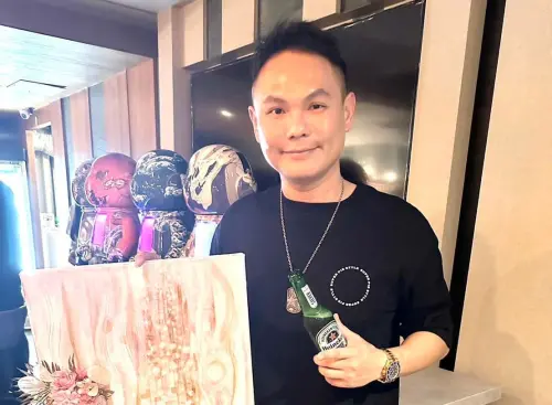 網紅「超哥」除了經營直播頻道,還積極跨足餐飲業,創立連鎖炸雞店「超派炸雞」、日本料理店「超甲組」,但爭議不斷。(圖/翻攝超派人生臉書) ▲超哥(如圖)因為超派炸雞倒廢油的風波,槓上揭露此事的Toyz,還曾將對方打傷。(圖/翻攝超派人生臉書)