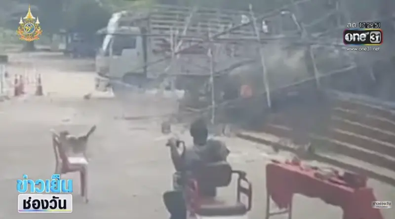 ▲泰國一座12公尺高的佛像在修建過程中倒塌，造成1人死亡。（圖／翻攝自ข่าวช่องวัน ）