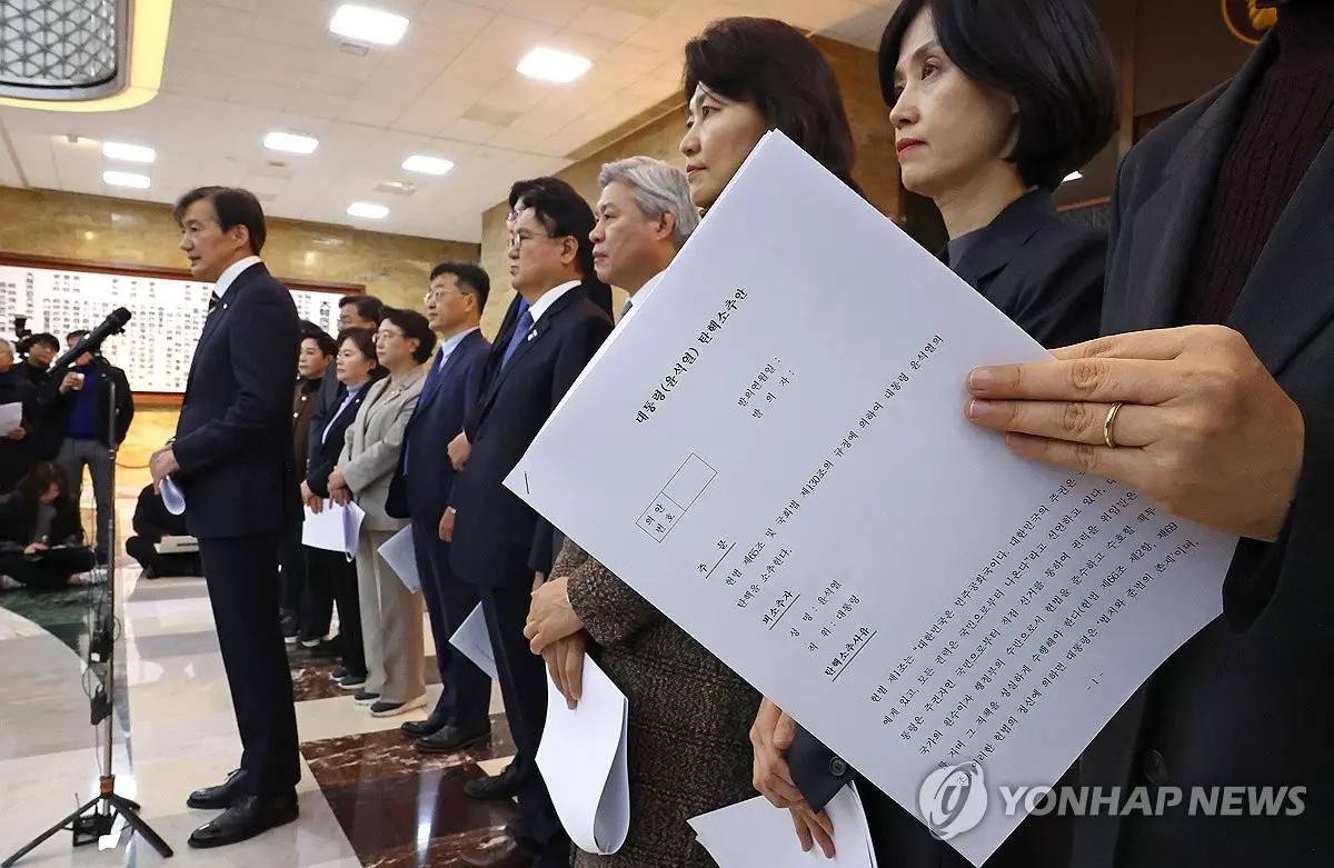 ▲韓國6個在野政黨，已於今日當地時間下午2時40分向國會正式提交「尹錫悅總統彈劾訴追案」，預計明日進行報告，6至7日之間進行表決。（圖／翻攝自韓聯社）
