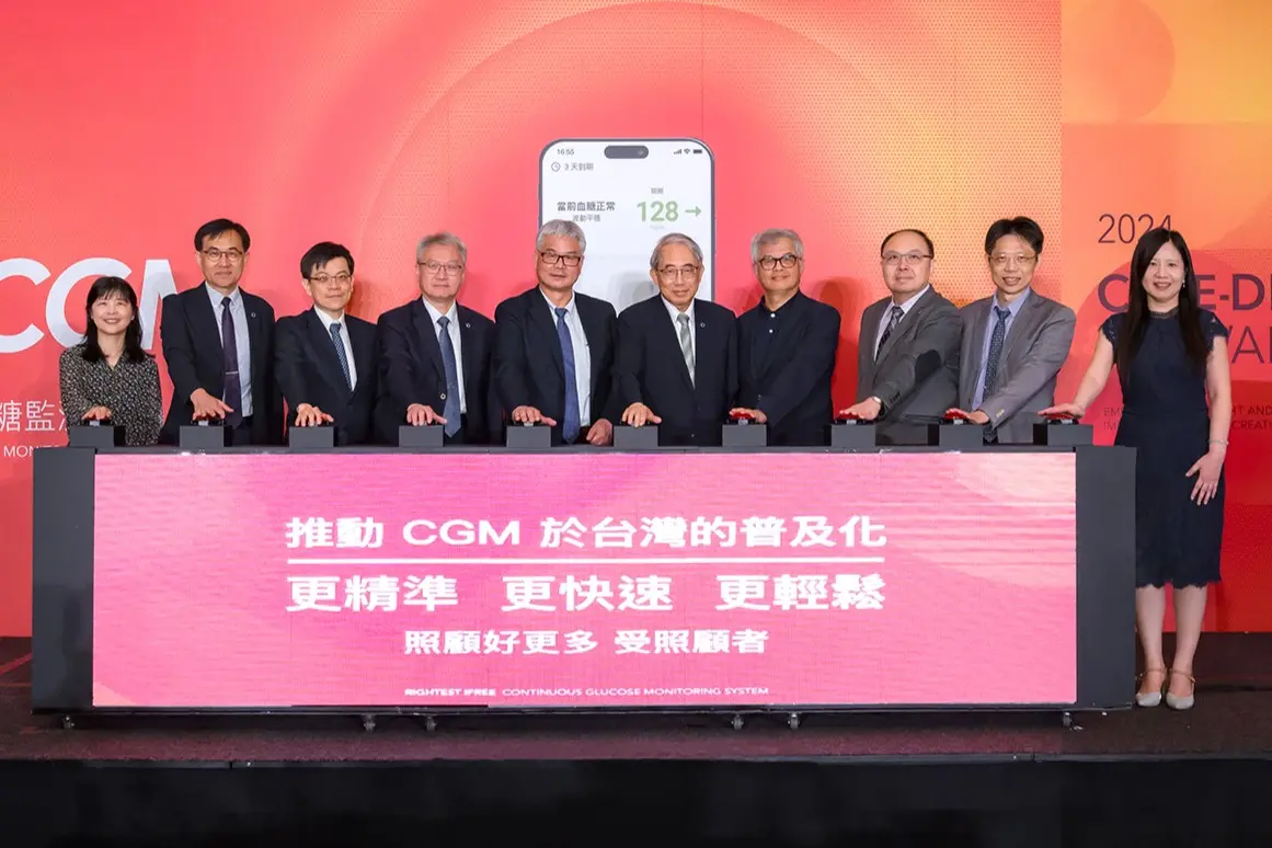 ▲瑞特安活CGM啟動儀式–醫護領航，從心出發（由左至右依序為楊宜瑱醫師、陳宏麟醫師、歐弘毅醫師、黃建寧醫師、黃椿木董事長、蔡世澤醫師、杜思德醫師、王治元醫師、林嘉鴻醫師及李美月醫師）（圖／華廣生技提供）