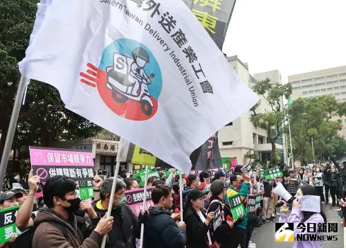 ▲外送員們不滿兩大外送平台可能合併造成壟斷市場的疑慮，正式呼籲公平會審視這次併購案。圖／記者葉政勳攝 , 2024.12.04）