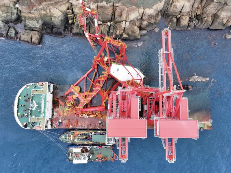 ▲鈺洲啟航輪進行抽油作業。（圖／航港局）