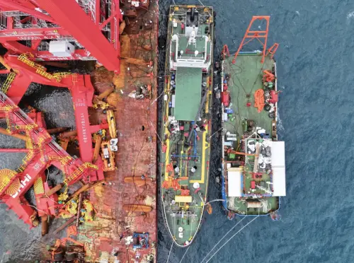 ▲鈺洲啟航輪進行抽油作業。（圖／航港局）