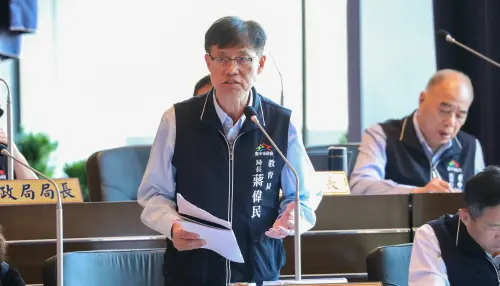 警抓小學生爭議 綠議員怒批盧秀燕:沒影響自己聲望就不道歉 ▲教育局長蔣偉民說,學校允許警方帶走學生和老師、沒有阻止,應該檢討。(圖/台中市政府提供,2024.12.04)