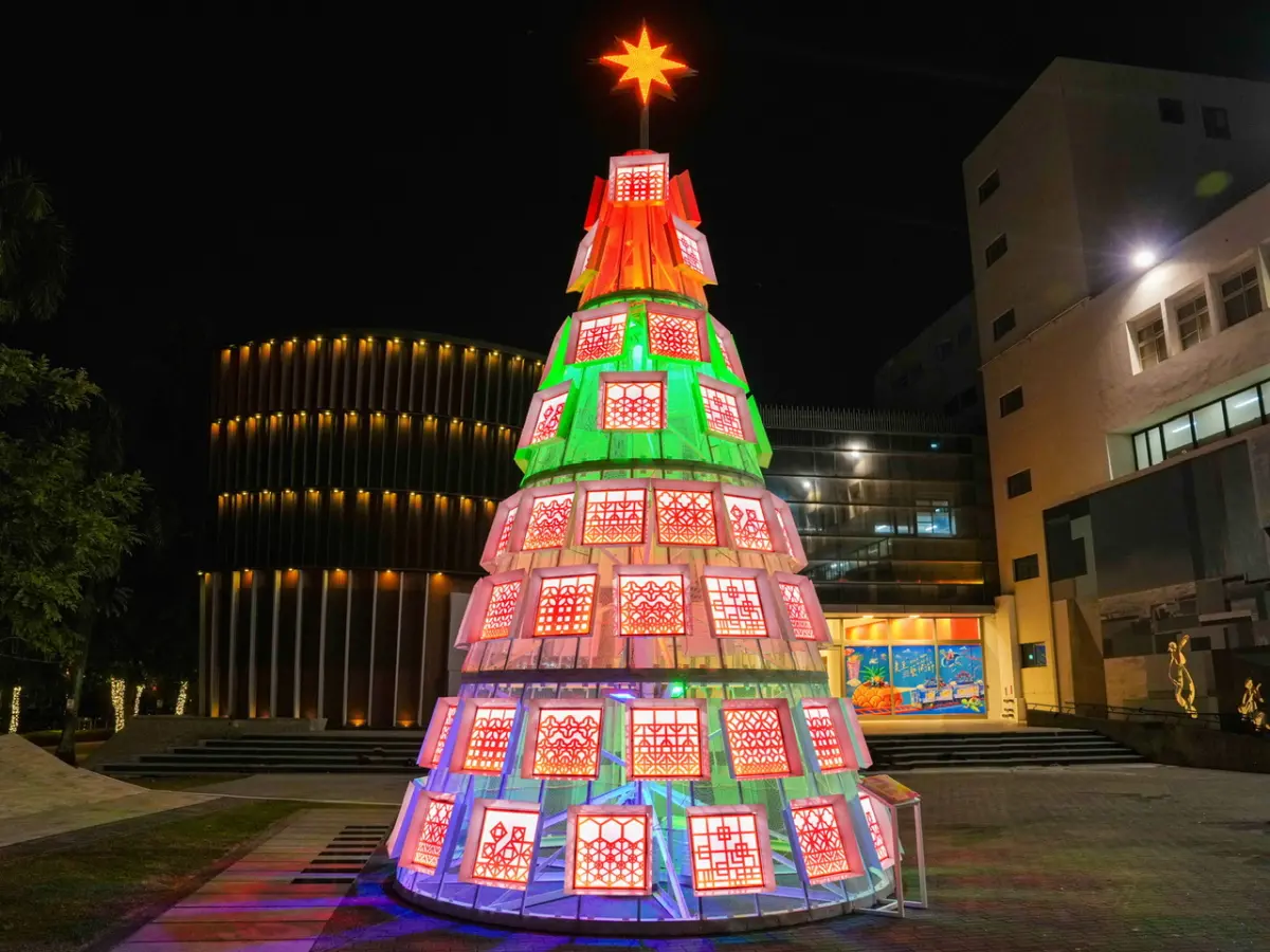 ▲ 位於新營文化中心廣場的「未來．新希望—希望之樹」以聖經中耶穌祝福小孩子的故事為靈感，樹上的糖晶體裝飾更增添地方特色，象徵新營的傳統與現代交融。（圖／高科大創新設計學院提供）