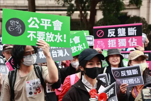 公平會今日召開外送平台合併研討會,邀請兩大平台業者出席,但並未邀請外送員代表出席,讓全國外送產業工會及各縣市外送工會選擇到公平會樓下表達訴求。 ▲公平會今日召開外送平台合併研討會,邀請兩大平台業者出席,但並未邀請外送員代表出席,讓全國外送產業工會及各縣市外送工會選擇到公平會樓下表達訴求。(圖/記者葉正勳攝影)