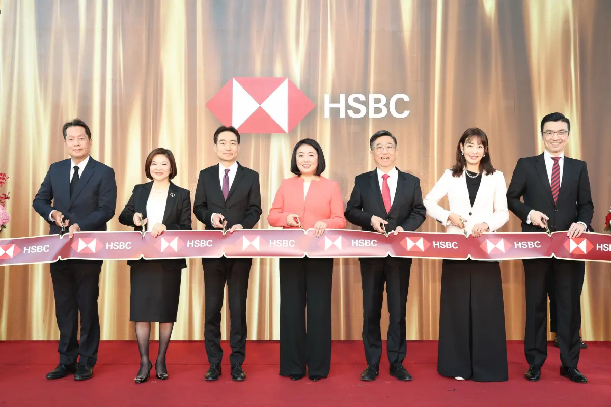 ▲滙豐商銀位於台北101大樓的頂級財富管理中心「滙豐101分行」今日開幕。財富管理及個人銀行業務南亞暨東南亞區域總經理張凱 (中) 與滙豐(台灣)商業銀行。（圖/滙豐銀提供）