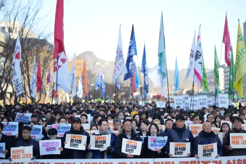 ▲韓國總統尹錫悅的短命戒嚴引發韓國民眾不滿，隸屬韓國最大工會「全國民主勞動組合總聯盟（KCTU）」底下的「全國金屬勞動組合」宣布，若尹錫悅總統不下台，將自本月11日起發起無限期全面罷工。圖為韓國抗議民眾。（圖／美聯社／達志影像）