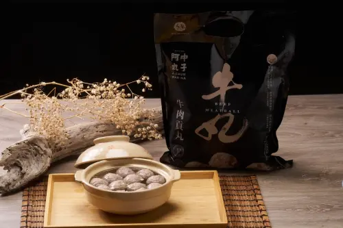 ▲阿中丸子牛肉貢丸，是加入了精燉三個小時的牛筋，能保留牛筋軟Q又不卡牙的口感。（圖／NOWnews攝）