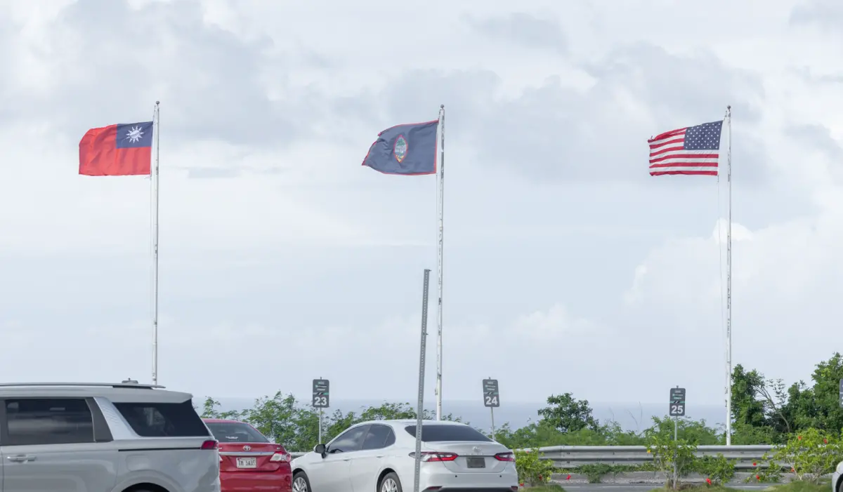 ▲關島機場外，中華民國國旗、美國國旗並列飄揚。（圖／總統府提供）