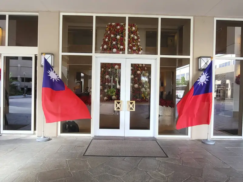 ▲賴清德下榻飯店大門有中華民國國旗迎接。（圖／記者陳佩君攝，2024.12.04）