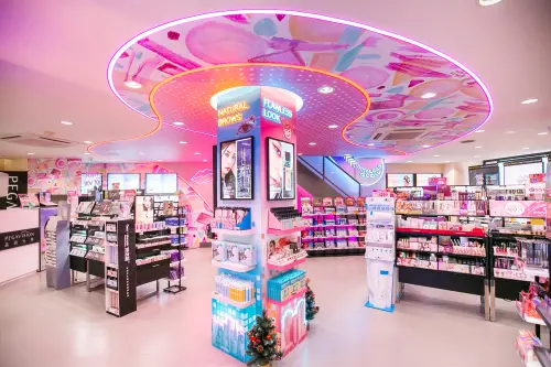 ▲2樓粉色霓虹燈區同樣是必逛區域，集結38家國內外彩妝品牌。（圖／官方提供）