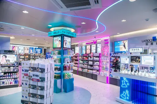 ▲2樓粉色霓虹燈區同樣是必逛區域，集結38家國內外彩妝品牌。（圖／官方提供）