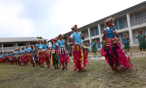 吐國 ▲吐國人民跳舞歡迎。(圖/隨行媒體攝)