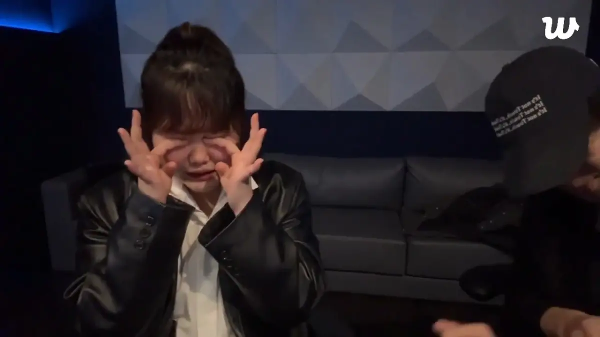 ▲AKMU（樂童音樂家）宣布要住在一起，李秀賢難過到大哭，粉絲很擔心她的安危，讓李燦赫超傻眼。（圖／翻攝Weverse）